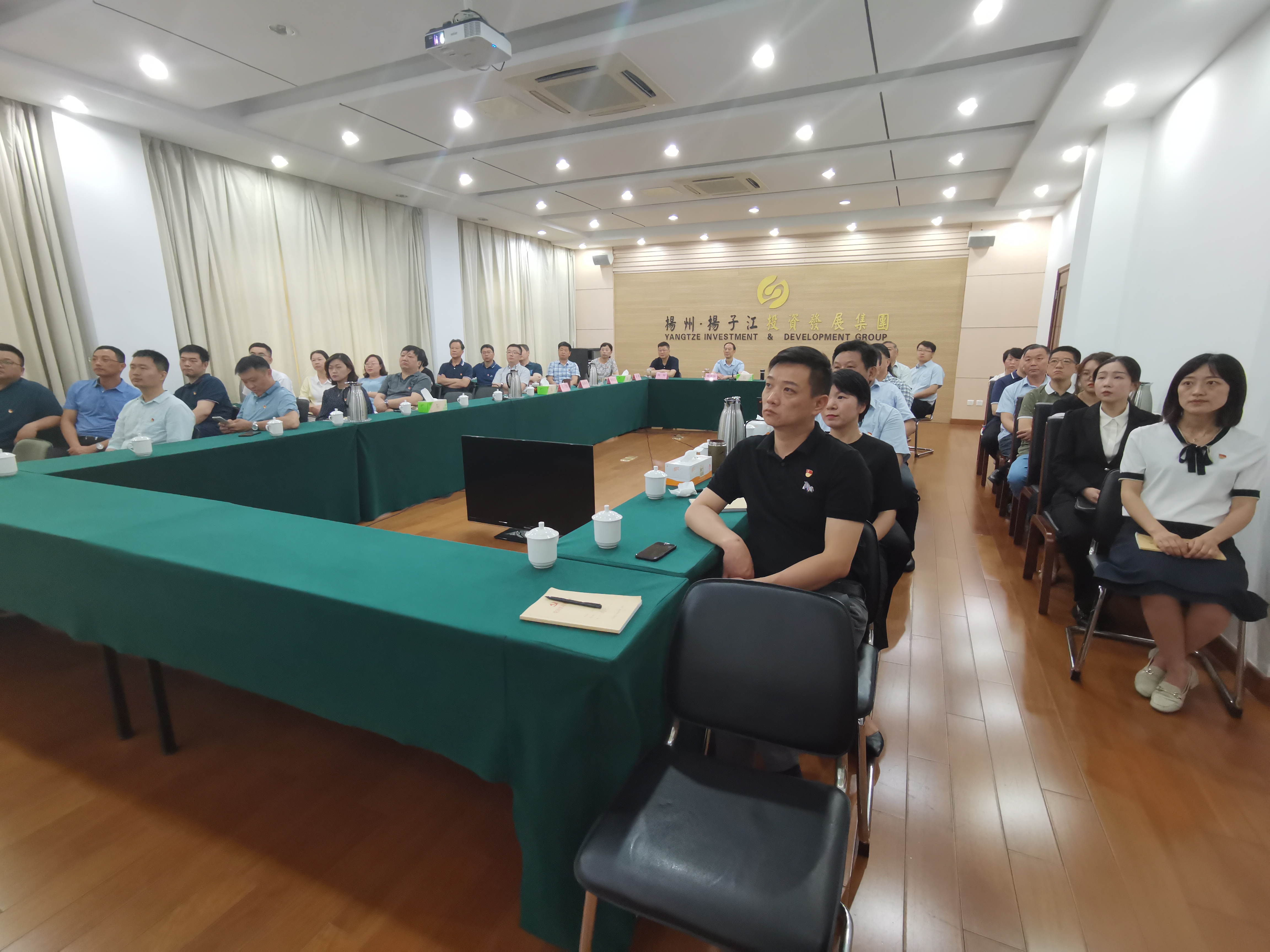 揚(yáng)子江集團(tuán)黨委理論中心組、全體中層干部、直屬支部全體黨員收看慶祝共產(chǎn)黨成立100周年大會(huì).jpg