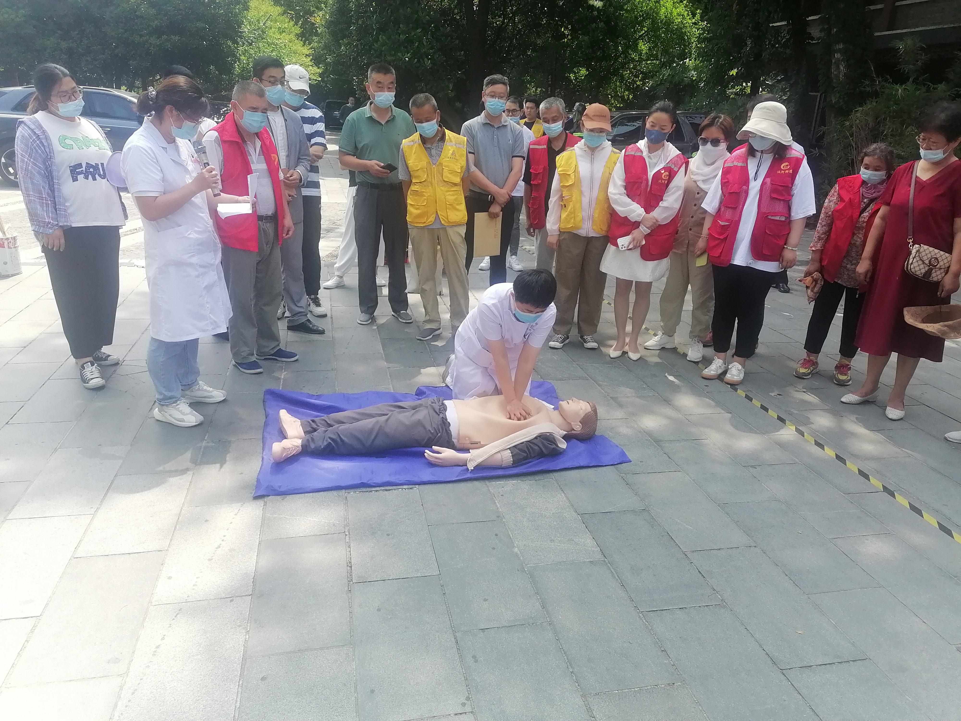 萃園城市酒店遵守安全生產(chǎn)法、當好第一責任人專題宣講及消防演練5.jpg