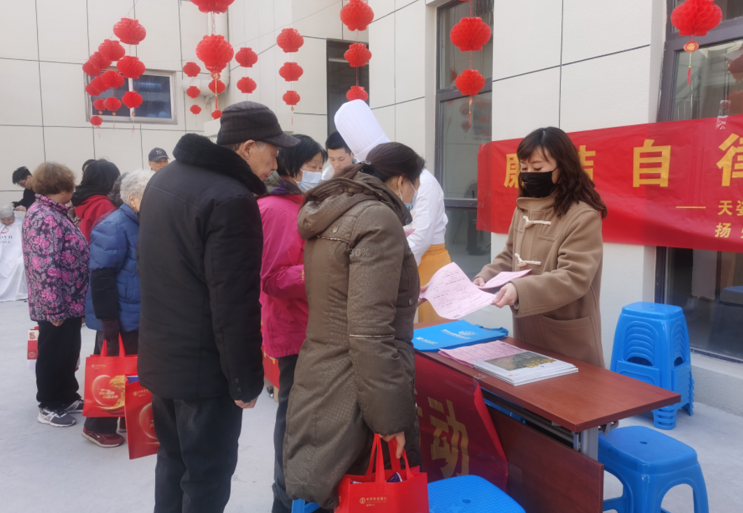 揚(yáng)州國旅團(tuán)支部為社區(qū)居民普及國學(xué)文化知識.jpg